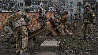 Ukraine builds new lines of defence west of Bakhmut, residents leave area