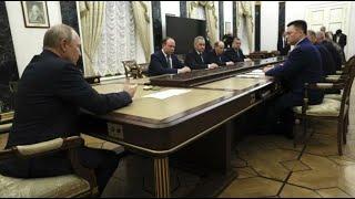 Президент России Владимир Путин в Кремле отвечает на вопросы военных корреспондентов о Украине и СВО